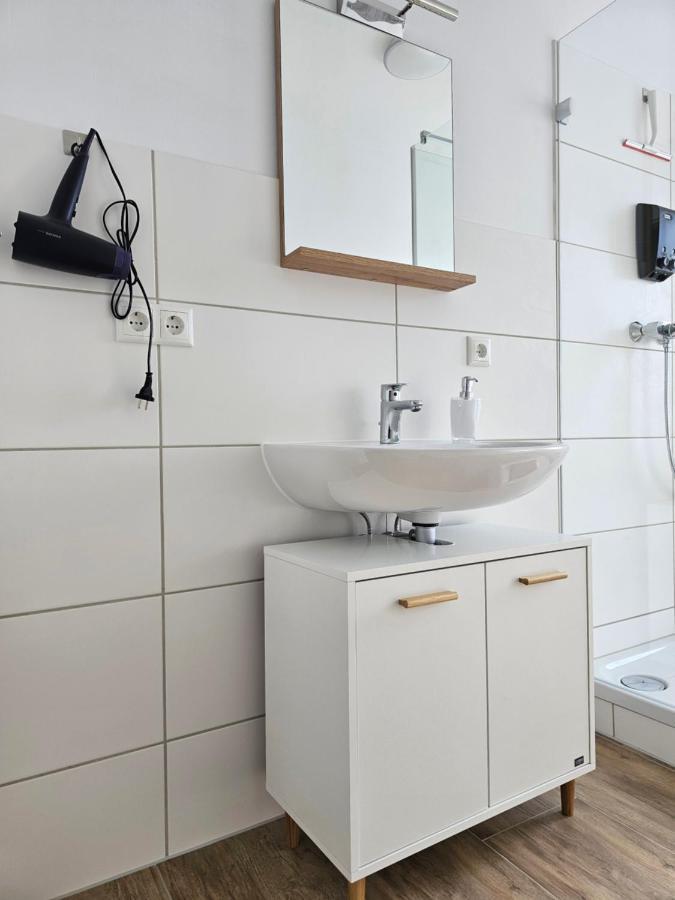 Schoene Grosse Ferienwohnung 79M2 Und 2 Baeder, Zentrumnah, 2Og Erfurt Buitenkant foto