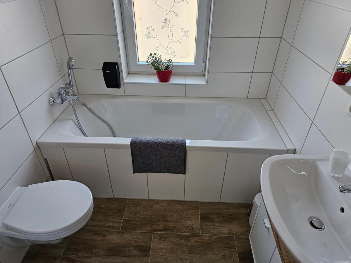 Schoene Grosse Ferienwohnung 79M2 Und 2 Baeder, Zentrumnah, 2Og Erfurt Buitenkant foto