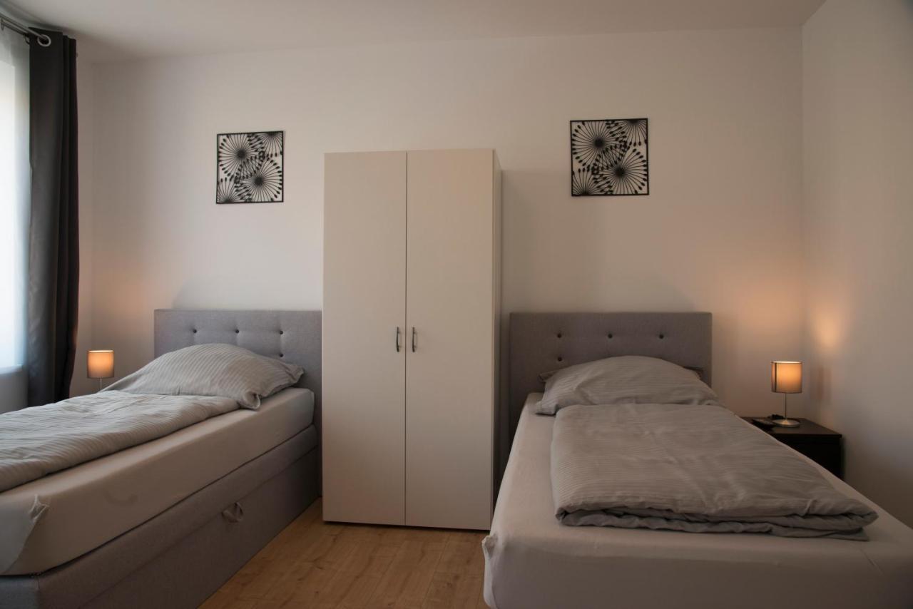Schoene Grosse Ferienwohnung 79M2 Und 2 Baeder, Zentrumnah, 2Og Erfurt Buitenkant foto