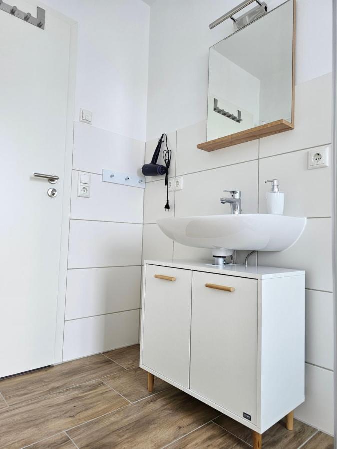 Schoene Grosse Ferienwohnung 79M2 Und 2 Baeder, Zentrumnah, 2Og Erfurt Buitenkant foto