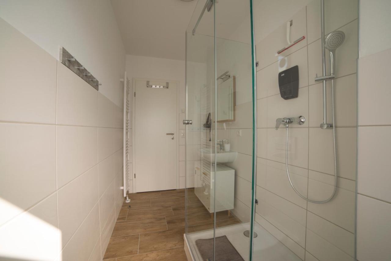 Schoene Grosse Ferienwohnung 79M2 Und 2 Baeder, Zentrumnah, 2Og Erfurt Buitenkant foto
