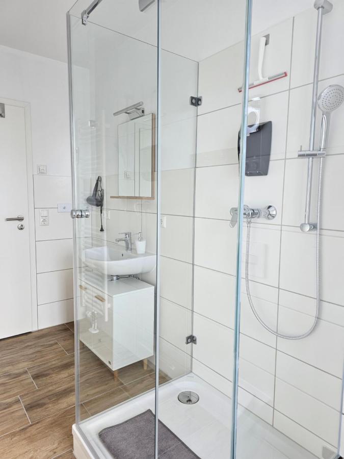 Schoene Grosse Ferienwohnung 79M2 Und 2 Baeder, Zentrumnah, 2Og Erfurt Buitenkant foto